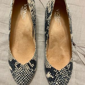Excellent condition Vionic snakeskin wedge size 9